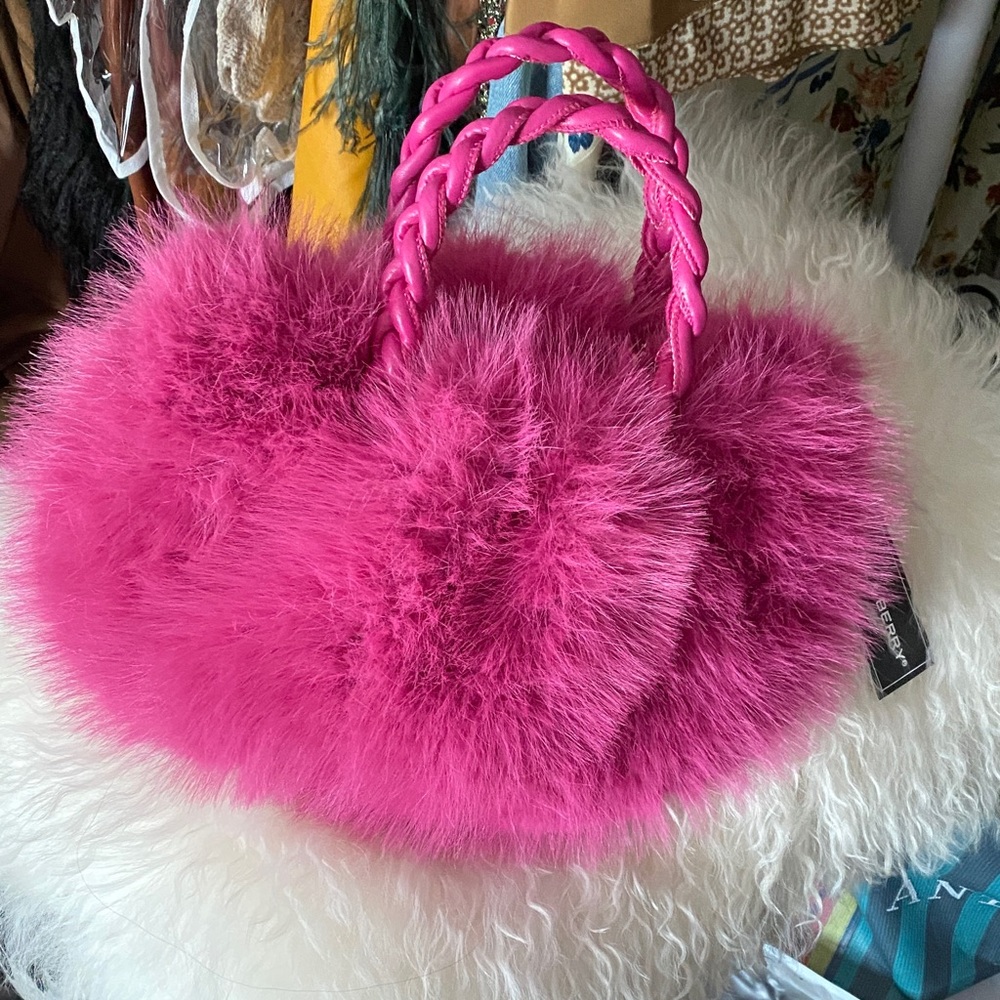🩷💖Fuzzy Pink Handbag NWT!